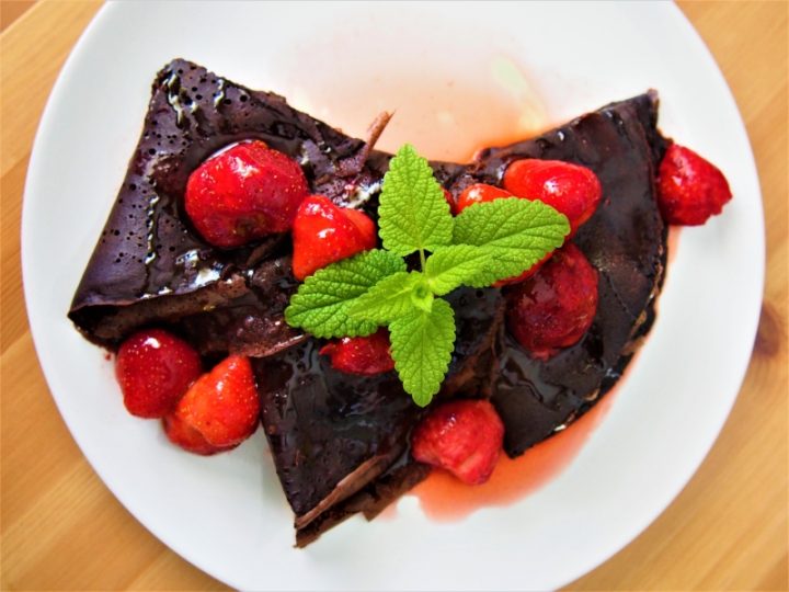 DZIEŃ CZEKOLADY – przepis na czekoladowe naleśniki z truskawkami