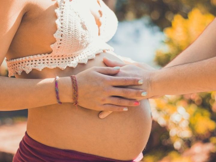 Dotykanie brzucha kobiety w ciąży