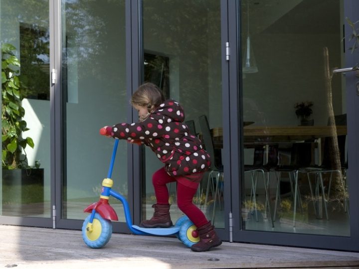 Szkło w domu. Jak zaaranżować bezpieczne miejsce do zabaw i rozwoju dzieci?