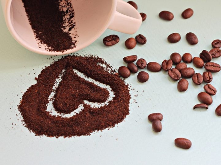 Kofeinowy zastrzyk energii dla ciała – jak działa kawa na skórę?